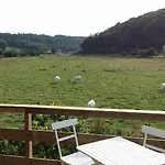 Perchee Dans La Prairie De L'ancien Moulin ベッド・アンド・ブレックファスト Valmont