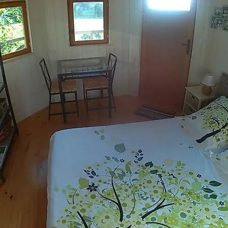 Perchee Dans La Prairie De L'ancien Moulin Bed and breakfast