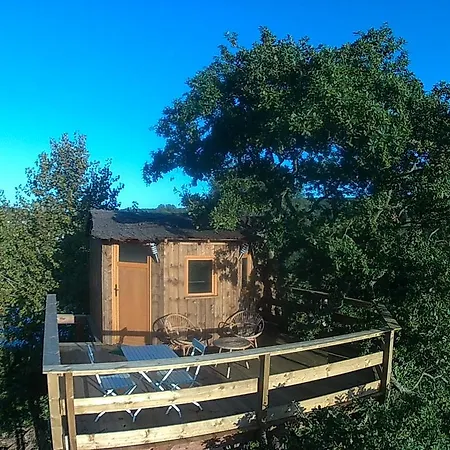 Perchee Dans La Prairie De L'ancien Moulin Bed and breakfast