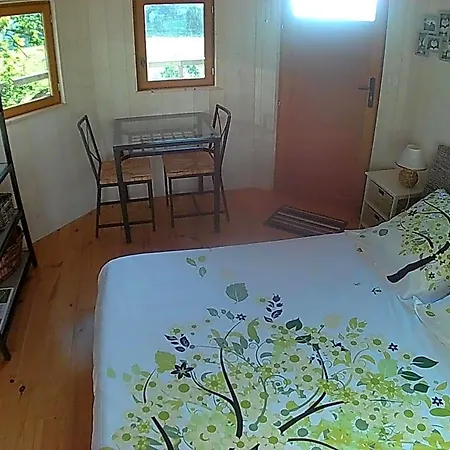 Perchee Dans La Prairie De L'ancien Moulin Вальмон