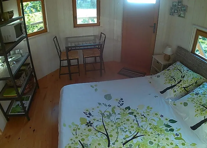 Perchee Dans La Prairie De L'ancien Moulin Nocleg ze śniadaniem